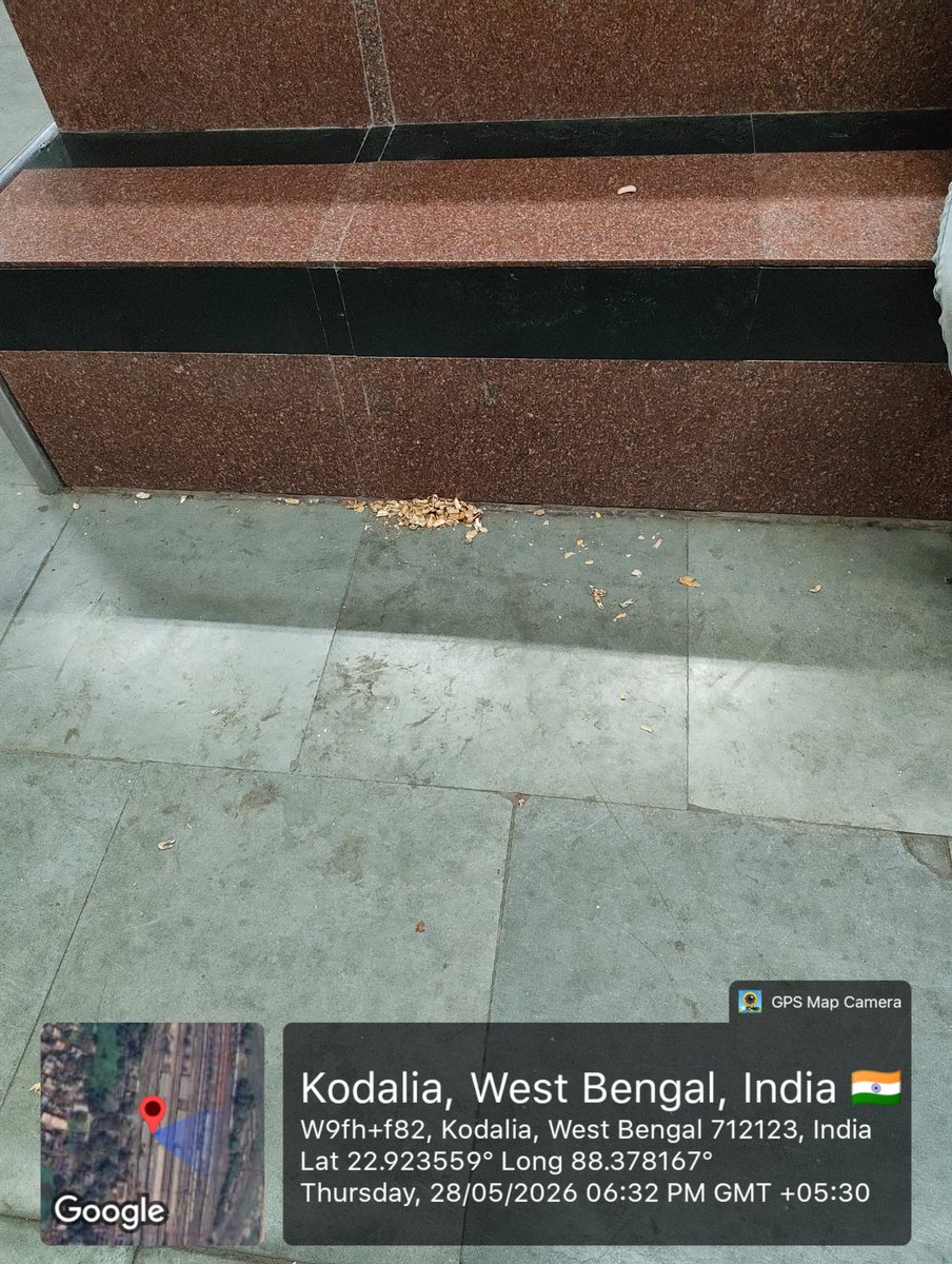 Prottaya2003's tweet photo. Garbage at Bandel Junction platform number 3.
#ERChallenge @drmhowrah @EasternRailway https://t.co/gUCbk6OP8A