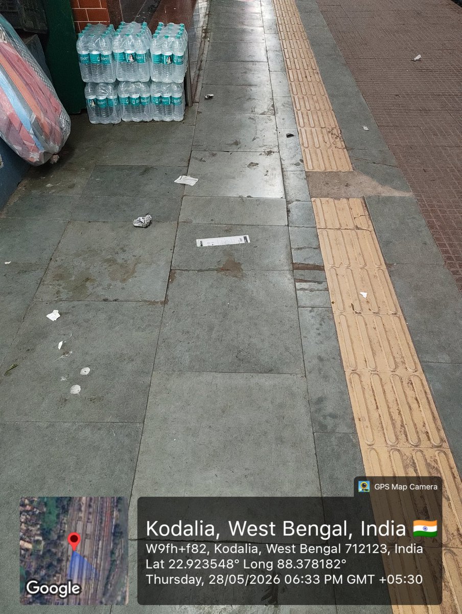 Prottaya2003's tweet photo. Garbage at Bandel Junction platform number 3.
#ERChallenge @drmhowrah @EasternRailway https://t.co/gUCbk6OP8A