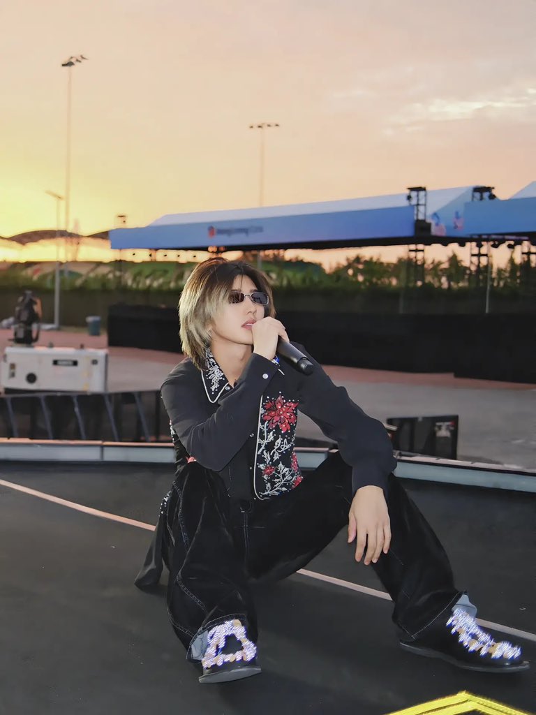 KUNETF's tweet photo. 【280526 | 老板不让发 UPDATE 】 

拍了拍老板和落日的游客照📷 @kun_officialx 

#ASIATOPMUSICFESTIVAL #Caixukun #KUN #蔡徐坤
#Malaysia https://t.co/4B6skTUIsV