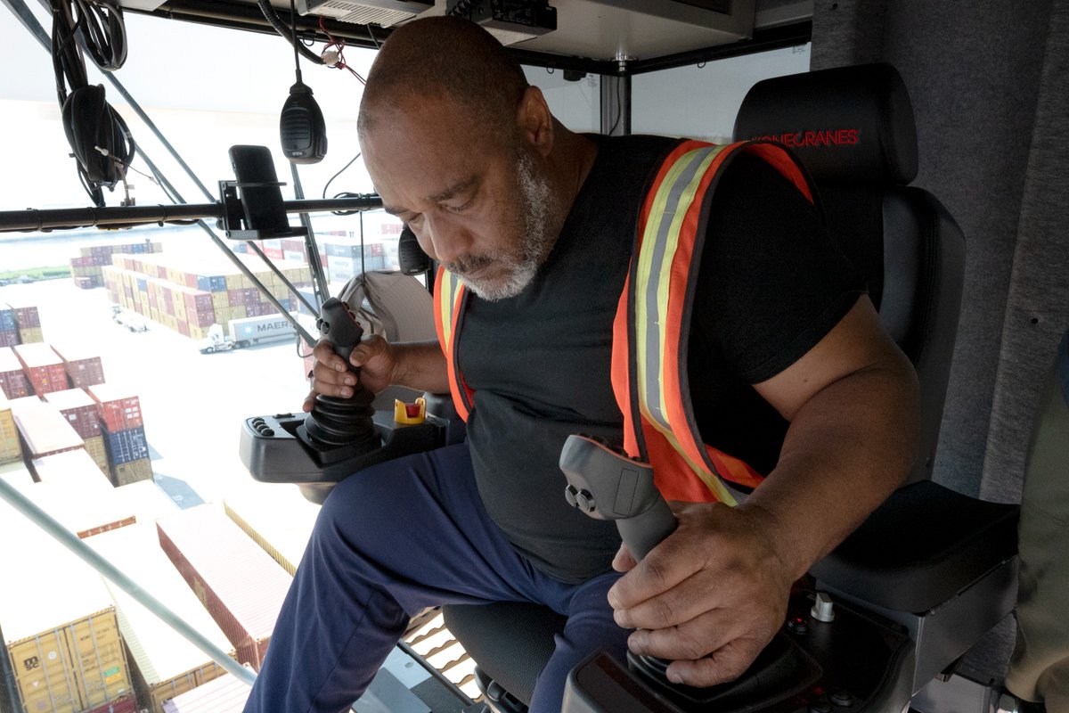 portofbalt's tweet photo. The Port of Baltimore continues to power communities.

Did you know 4,286 @AACountyGovt residents work at the Port? On top of that, nearly 200 Anne Arundel County businesses ship their goods through our Port.

PoB continues to drive economic growth across Baltimore and beyond. https://t.co/xHLvZJRpaE
