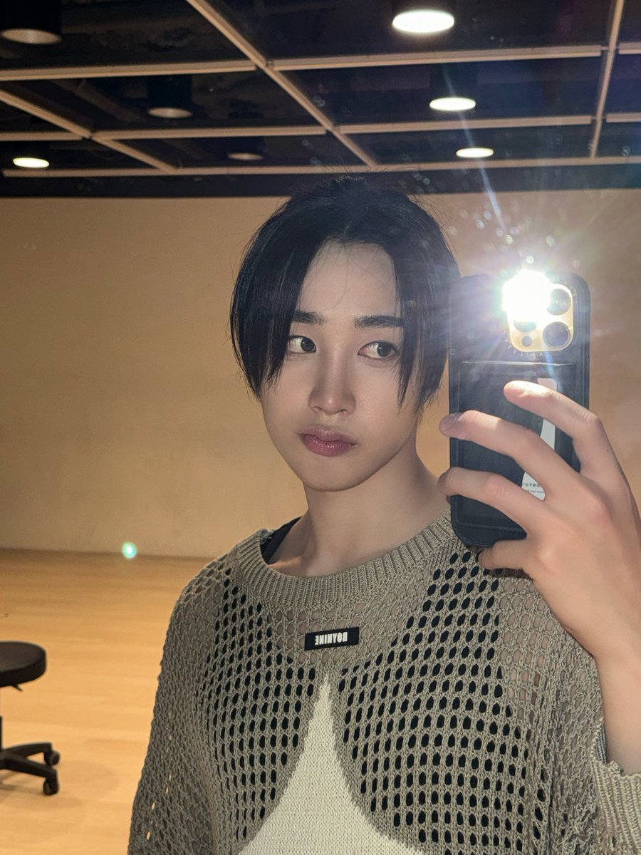 xikers_official's tweet photo. [#헌터] 덥다 이제 🥵
#xikers #싸이커스 https://t.co/NkZs6lZx4D