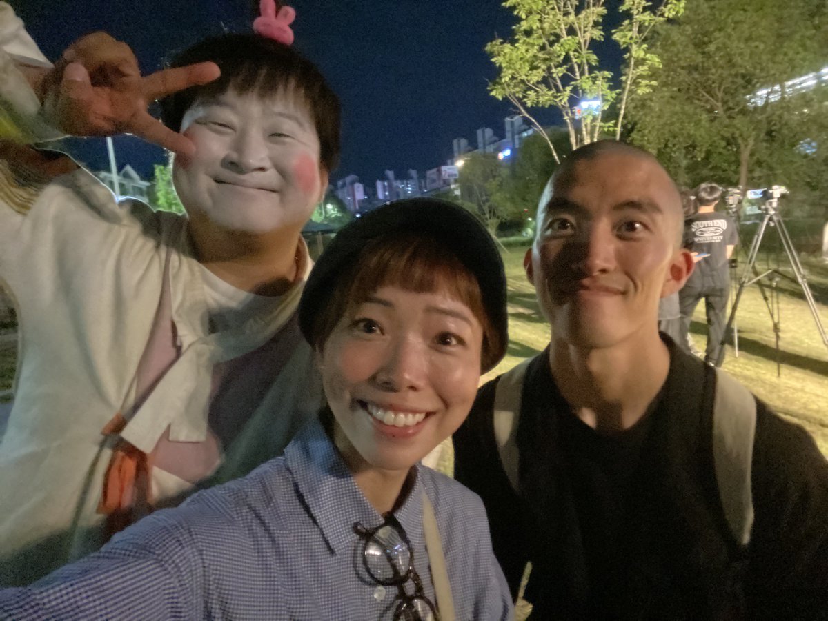 tocotocosatoco's tweet photo. いやぁもう、韓国でミラクルがたくさん起きて…一日マイムに浸って幸せ。さまざまなマイムに触れられて。今日はマイムWSに急遽サポートで入らせて頂きました♡まさかの傘ぴょんリクエストもいただき。
友だちもたくさんできました笑
あぁやっぱマイムっていい✨
落ち着いたらまた長文の感想かきます。 https://t.co/Ajq8sCclfT