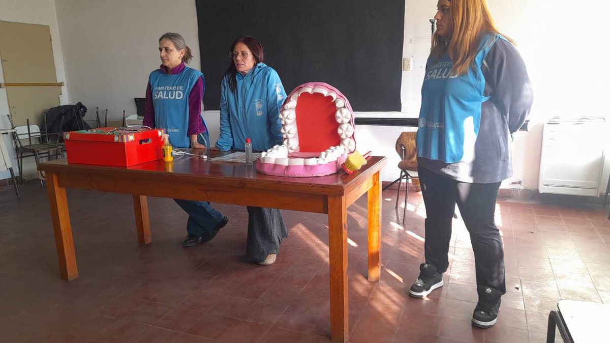 RegionSanX's tweet photo. 📍 #25DeMayo | El equipo de salud visitó la EP N° 7 para brindar un taller sobre hábitos saludables a estudiantes de 4to y 5to grado.🏫🧼

Se trabajó de forma dinámica sobre lavado de manos, salud bucodental y aseo personal. ¡Aprender a cuidarse es crecer sanos! 🦷🧼 

@SaludBAP https://t.co/dFlhS3W296