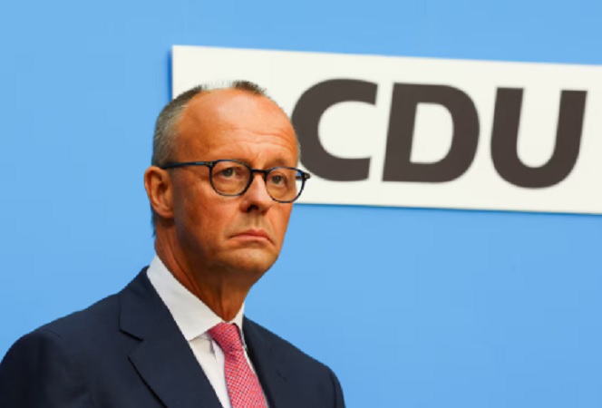 GlobalDiss's tweet photo. 🚨🇩🇪 Germany is DONE with Merz.

Even his own CDU party is now whispering about replacing him after his approval ratings COLLAPSED.

More weapons for Ukraine. More military spending. Germans told to work harder while the country falls apart.

Only 19% still support him. https://t.co/aqSKi49hBp