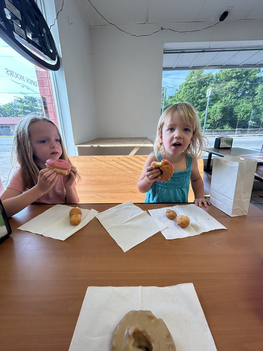 CoachNJK's tweet photo. #daddydaughterdonuts
Summer edition. https://t.co/1ebzgL6Qrg