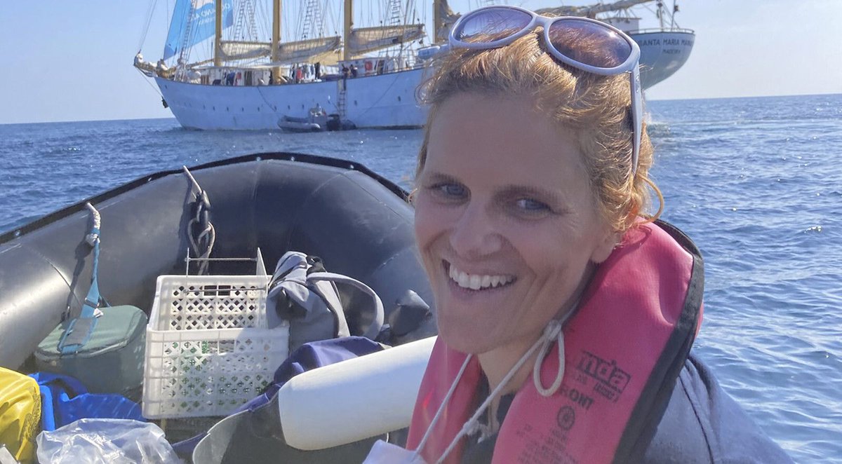 90segundosPT's tweet photo. Bárbara Horta e Costa da @UAlg está a estudar a diversidade biológica do Parque Natural Marinho do Recife do Algarve – Pedra do Valado.

https://t.co/ftj9oXDmvB 

#90SegundosCiência https://t.co/T8zjy5WY95