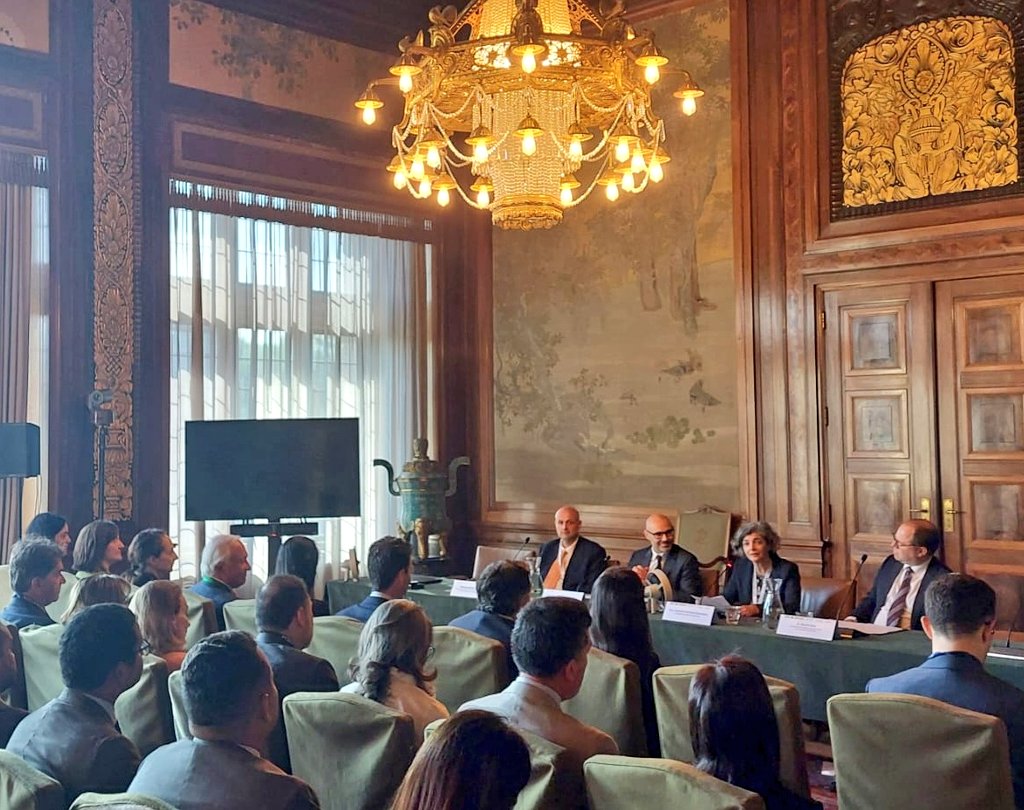MisionVenOPAQ's tweet photo. El Palacio de La Paz, en la ciudad de La Haya, fue sede del Seminario sobre el Uso del Español en los Procedimientos Arbitrales Internacionales. Se abordó la importancia del español en el
arbitraje, se presentó el Manifiesto por el uso del español en arbitraje internacional. https://t.co/M7lYoW99pk