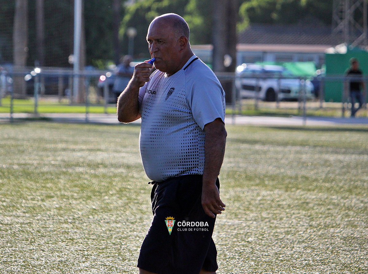 AndresRosero_'s tweet photo. 🚨| ÚLTIMA HORA 

🧐Pepillo ha llamado la atención de varios equipos de Primera División. 

👉Estos clubes, viendo que el @CordobaCF_ofi ya se ha quedado sin jugadores y entrenador, se plantean pagar la cláusula de rescisión de uno de los mejores utilleros de la categoría. https://t.co/9AlTvLpQkY