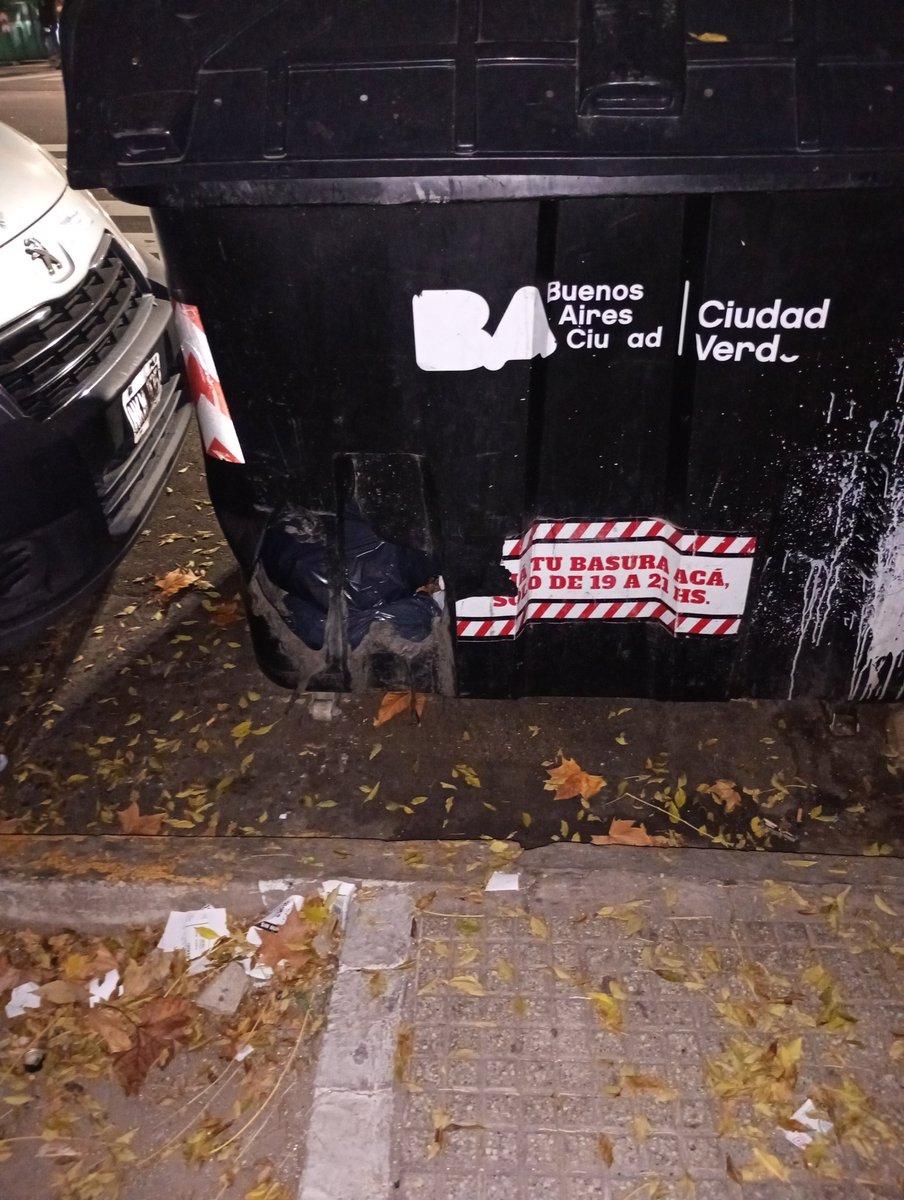 hernanromb's tweet photo. @jorgemacri Hice 3 reclamos por un contenedor de basura en av asamblea 292, las 3 veces me respondieron que se solucionó cuando no hicieron nada. Tiene un agujero por dónde se cae la basura constantemente https://t.co/PtLkvNWrg0