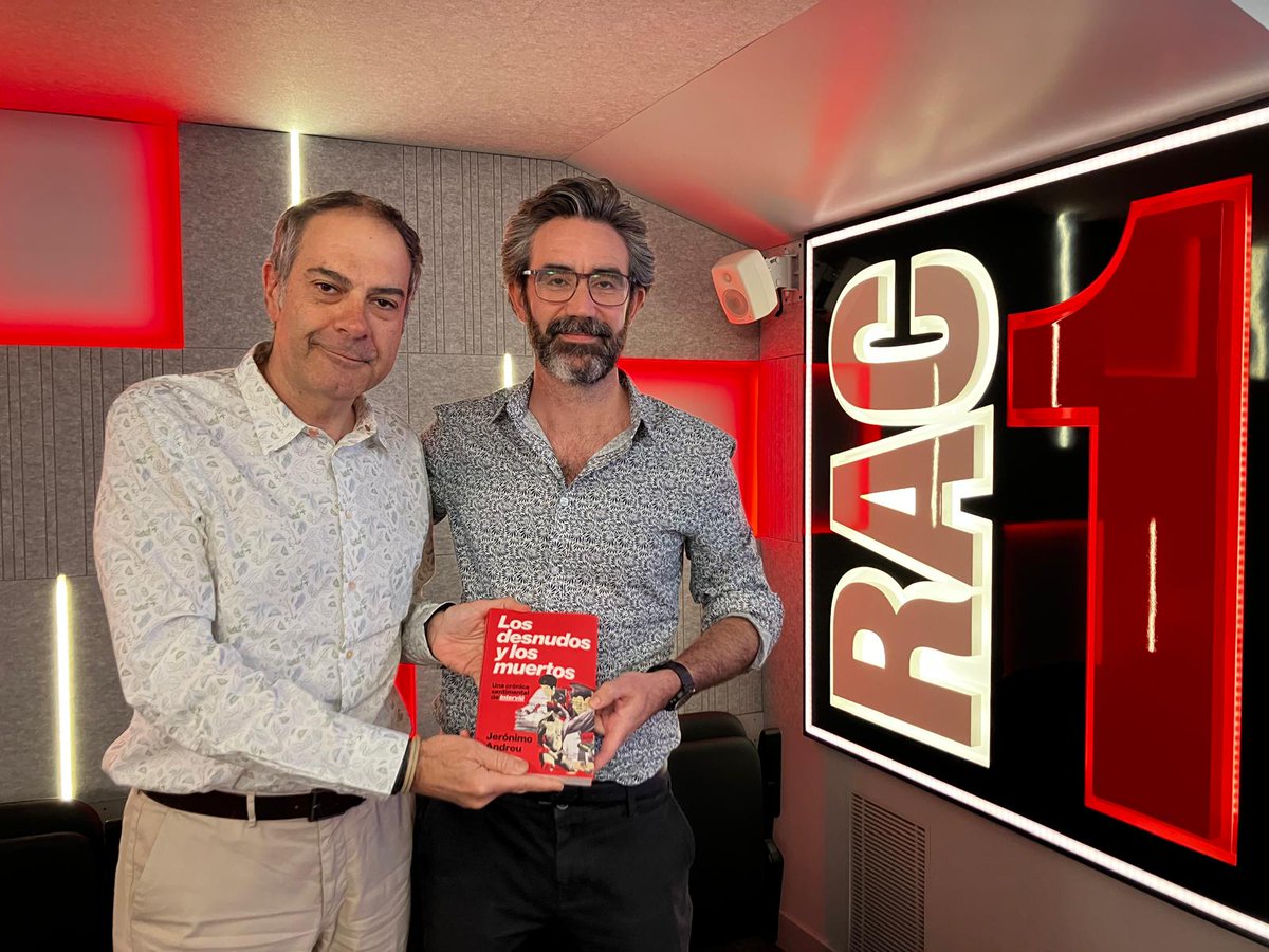 ed_peninsula's tweet photo. 📰 'Los desnudos y los muertos', de @jeronimo_andreu, recopila las portadas más polémicas de la historia de la revista 'Interviú'.  Entrevista al autor en @versiorac1 ⬇️⬇️ https://t.co/Ybkw3F4Hpw https://t.co/cI8LVamXO9