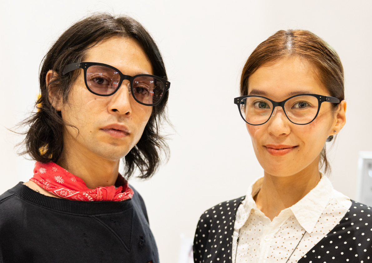 seiko_optjp's tweet photo. 【男女問わず人気✨若々しくおしゃれな黒縁デザイン👓】

お顔の印象をぐっと引き締めるブラックリーフ。
重厚でボリュームのあるデザインながら、超軽量の独自設計が魅力の1本です🪽✨

●詳細はこちら
https://t.co/PDQ2fo95AY

#セイコーオプティカルプロダクツ https://t.co/vUpB3mgZAI