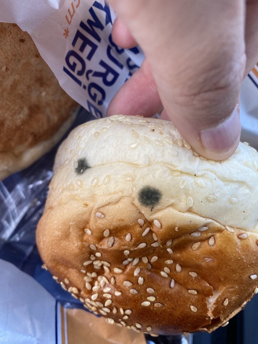 sinanakiz's tweet photo. @MetroTR 26.05’te Güneşli marketinizden aldığımız hamburger ekmekleri küflü çıktı. Böyle bir şeyi beklemediğimizden 2 adet ekmeği de yedik. Şu anda bağırsak enfeksiyonu ile mücadele ediyoruz !!! https://t.co/1VPQiI5Fba