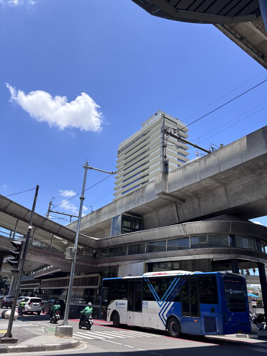 interaiksi's tweet photo. foto ngasal tapi lo kerja di pinggiran scbd https://t.co/QYwPOKcMZQ