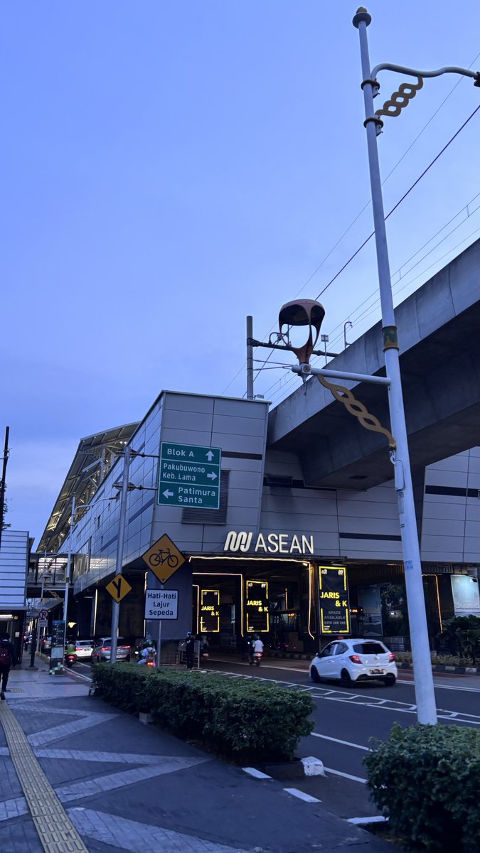 interaiksi's tweet photo. foto ngasal tapi lo kerja di pinggiran scbd https://t.co/QYwPOKcMZQ