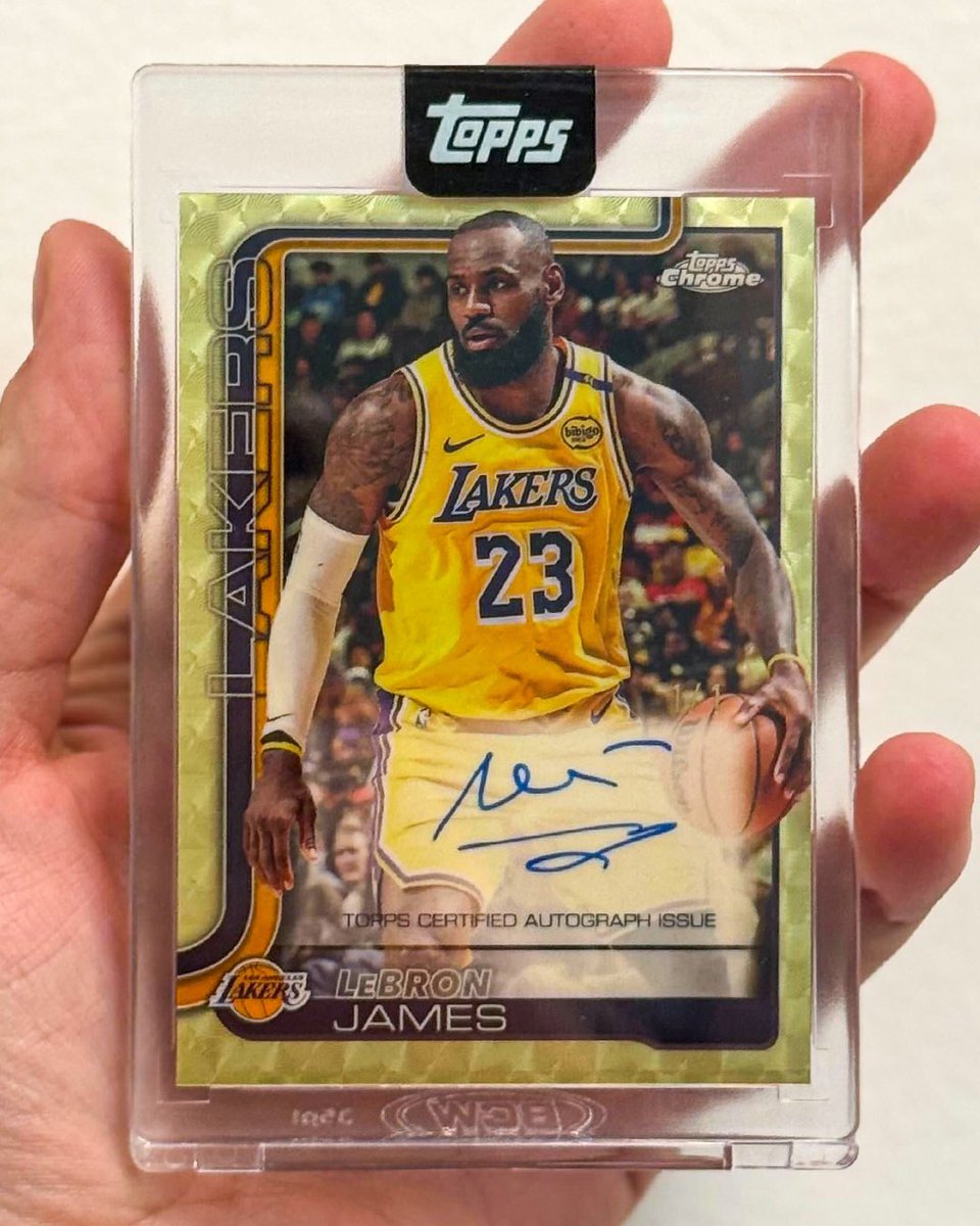 Topps tweet media