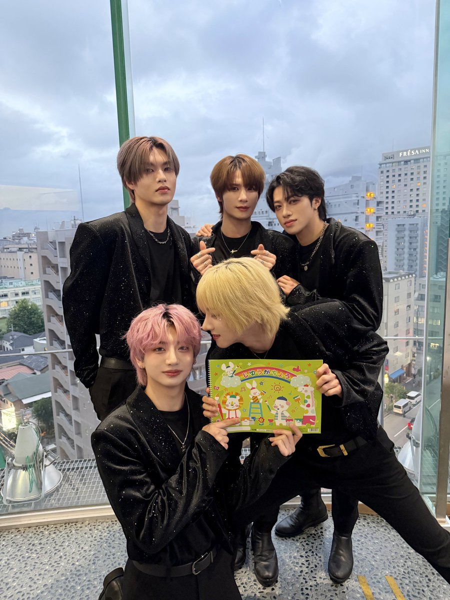 CHASER_JP's tweet photo. 今シーズンも、もうあと2日ですねㅠㅠ🥺
今日は楽しく過ごしていただけましたか？
最後まで楽しい思い出をたくさん作れるよう頑張ります🖤🖤

#체이서 #CHASER #チェイサー https://t.co/XLKpWteOw9
