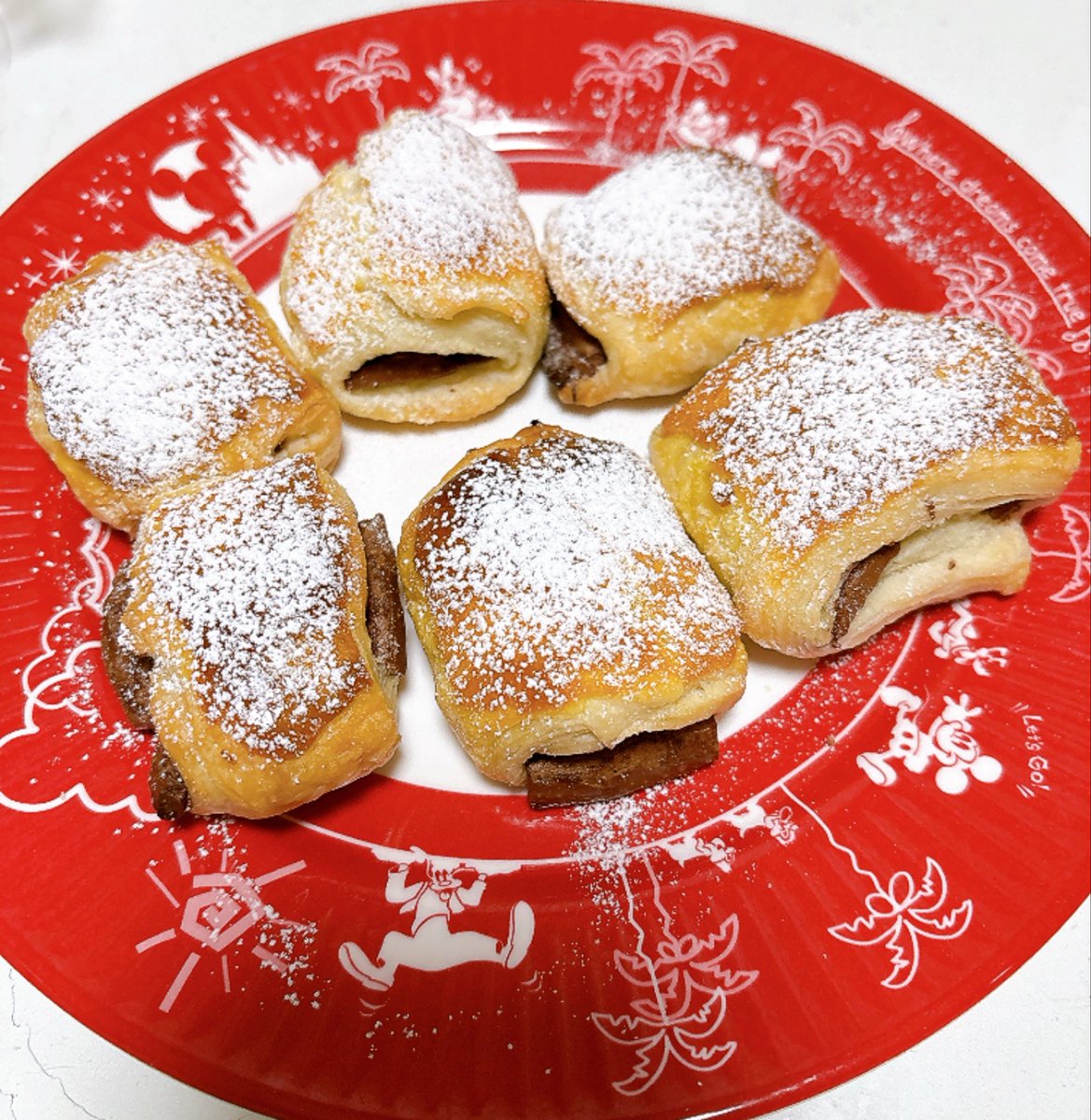 nbnb_oloq's tweet photo. この間アップルパイ焼いた時に余った
冷凍パイシート半分と、
スコーン作ろうと思って買っていた板チョコで
チョコパイ作った😛💜

酔いレベル70%だからすんごい汚いけど、
粉糖篩う元気はあった😇w https://t.co/Yeoaw601AB