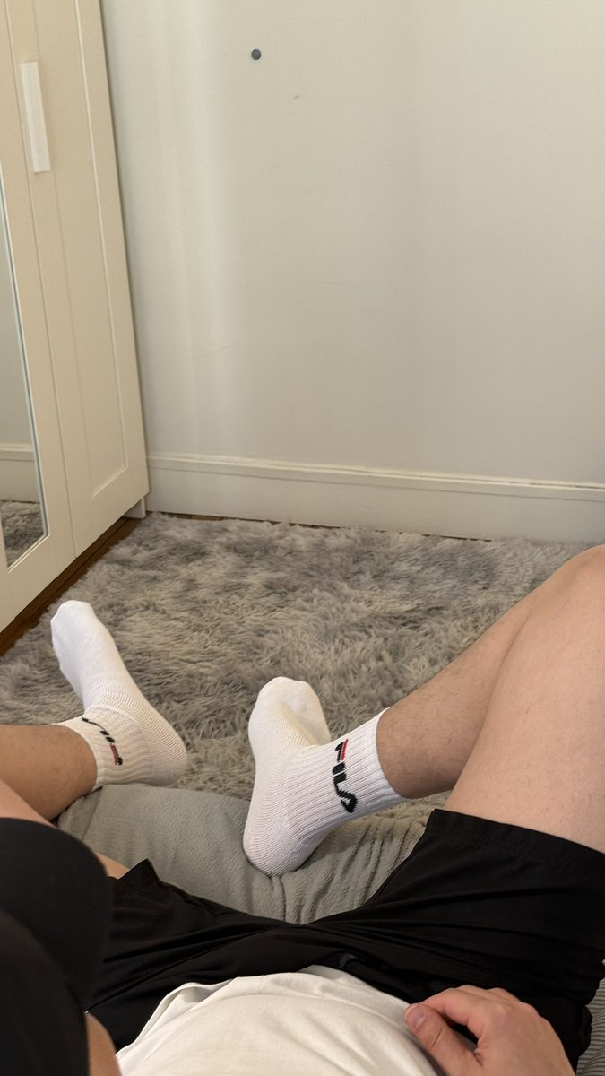 LucasTorresFr's tweet photo. Mood Kinky ‘ Cho7 🦶🏻🔞

#Chaussettes #Cho7 #Kinky #Fetish #Chudai #Sniff #Gay #Creator https://t.co/wdoo50MmJY