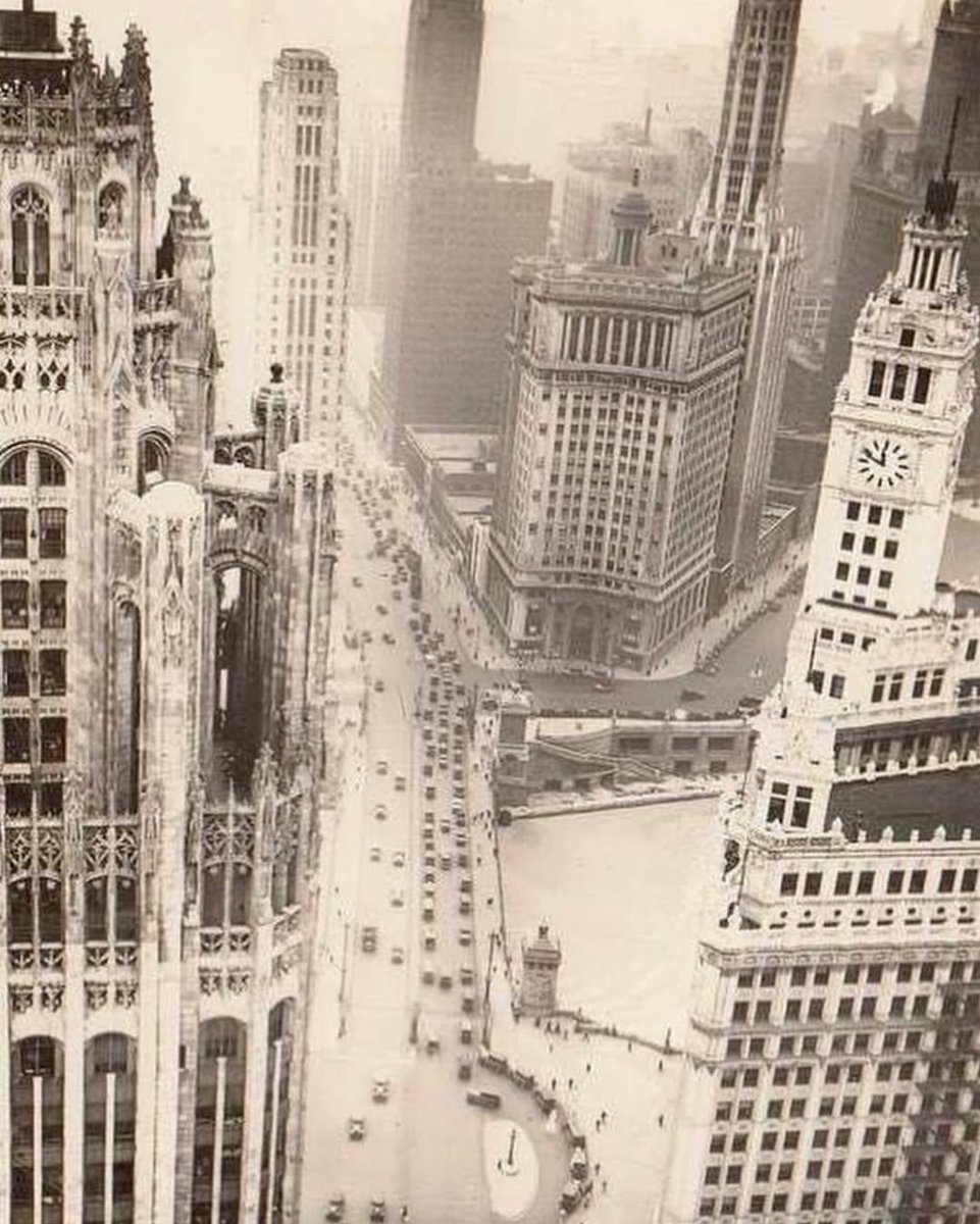 LHChicago's tweet photo. This historic snapshot (c. 1930s) captures Chicago's vibrant cityscape and timeless architecture. Our hotel building (the London Guarantee &amp; Accident building) was designated a Chicago Landmark on April 16, 1996. https://t.co/CLifDRfV4B

📷 via » https://t.co/pK6wGTXkja https://t.co/RT2wUoxDUW