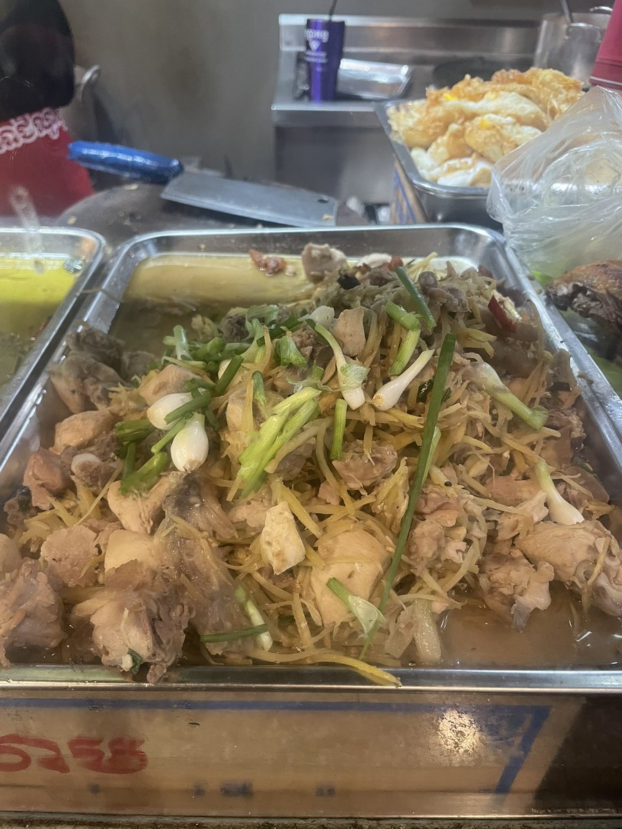 OrkunTour's tweet photo. \学食/ケの食は大抵コチラ。ご飯＆おかず漬け物付き1.5ドル(約230円)💵で満腹花子✨最近は生姜と鶏肉炒めもしくは高菜と豚肉炒めのいずれかもしくは鶏肉のせご飯をいただくルーティン。漬け物は取り放題ゆえガッツリ頂戴して野菜摂取。ご興味ある方ぜひ大学へ。一緒にランチしましょー。#学生食堂 https://t.co/U75eWCwwqm