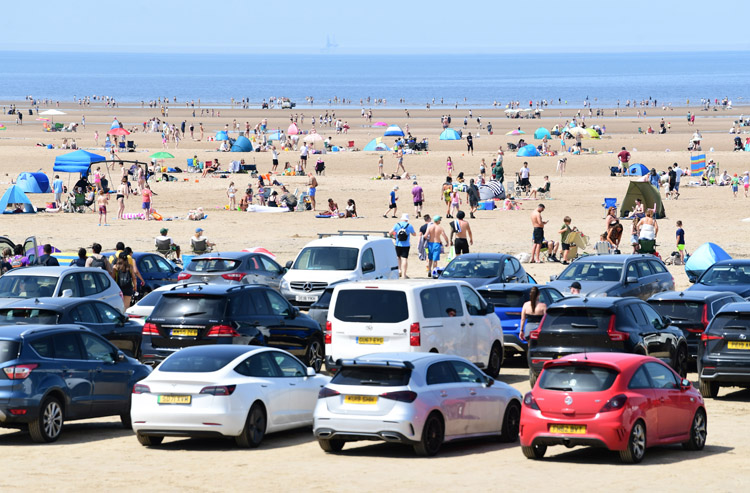 andyteebaypics's tweet photo. Heatwave at Ainsdale beach @LivEchonews https://t.co/4YqfZo2Xc6