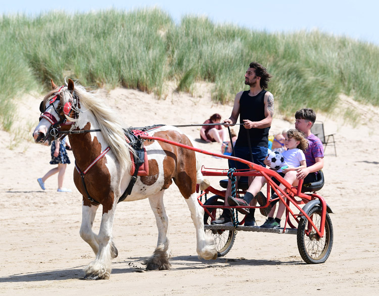 andyteebaypics's tweet photo. Heatwave at Ainsdale beach @LivEchonews https://t.co/4YqfZo2Xc6