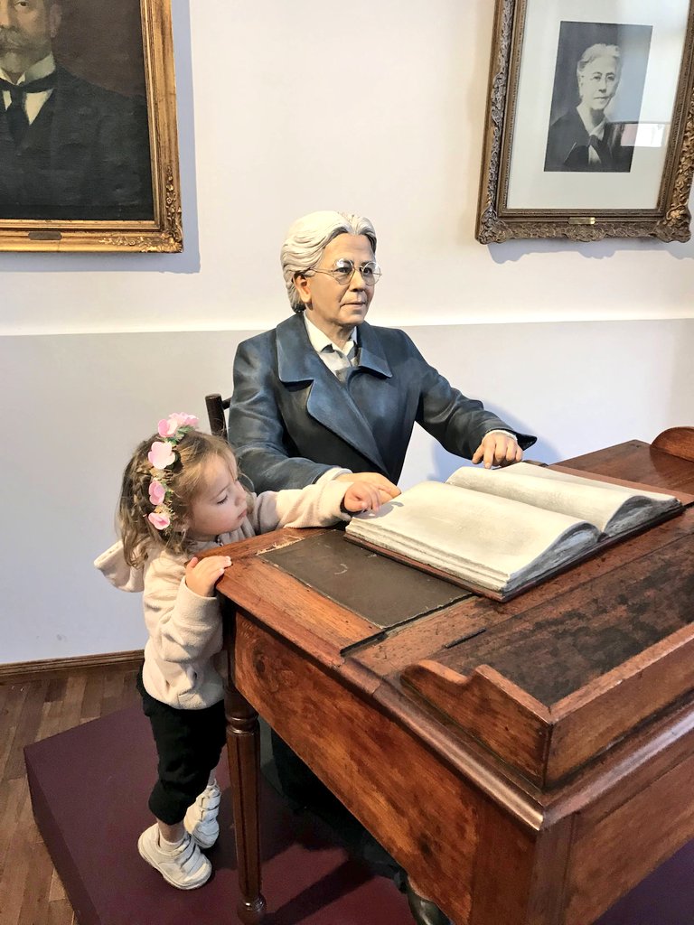 huespedes's tweet photo. DIA DE LA MAESTRA JARDINERA: La historia de Rosarito 🍎
En el Paseo Cultural Castro Barros, en @LaRiojaCiudad, se puede visitar la Sala dedicada a la “Maestra de la Patria”, Rosario Vera Peñaloza. 
La riojana fundó en 1900 el primer Jardín de Infantes del país. https://t.co/G13jLnHWCy