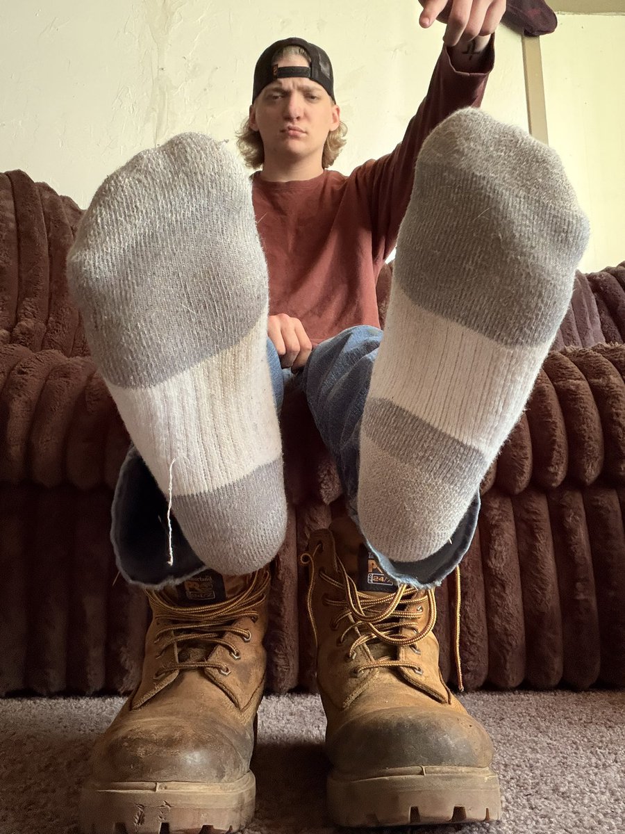 AlphaJ99's tweet photo. Fresh socks
    Rank boots
           Big soles https://t.co/3FYi0aYdWB