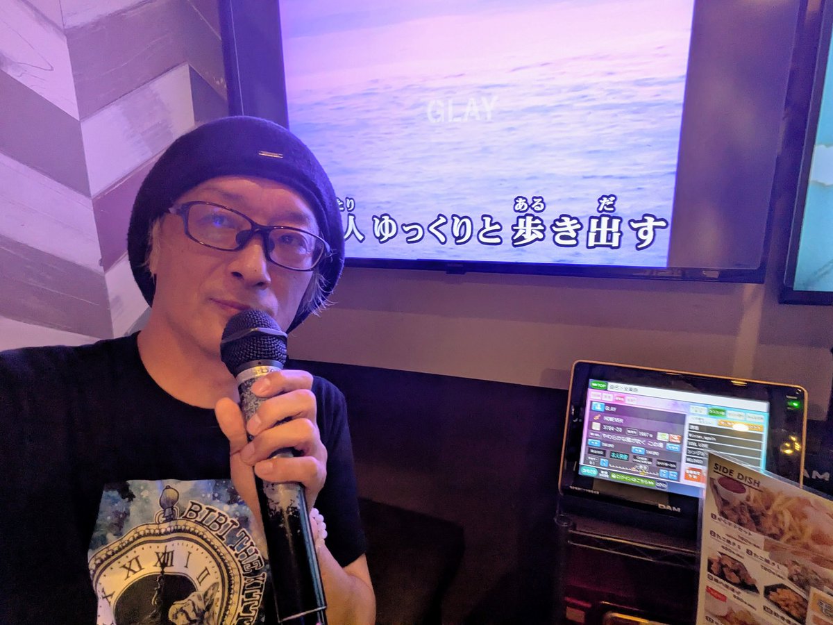 Pukapyu's tweet photo. なぜか１人でカラオケを歌ってる😅😂👍 https://t.co/jEwOjk94wM