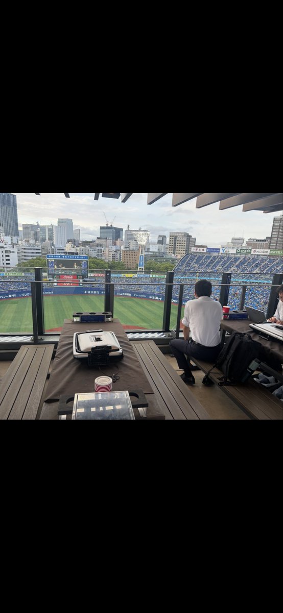 tpdbvx's tweet photo. 仕事の会食でBBQしながらアイドルのLIVEみた日向坂46 

#横浜ベイスターズ 
#日向坂46 https://t.co/lr2VohMXd3