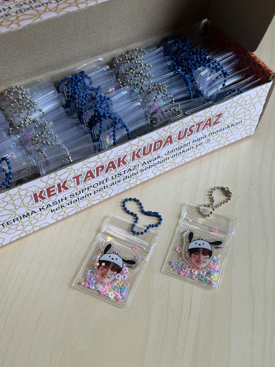 paariinn's tweet photo. err... korang kalau nampak kotak kek tapak kuda ustaz tu, tu freebies arin lah ek 🤣 srs taktau nak simpan dalam apa yang pasti saya nak kurangkan plastik sksksksk https://t.co/vcbPoRL3kJ