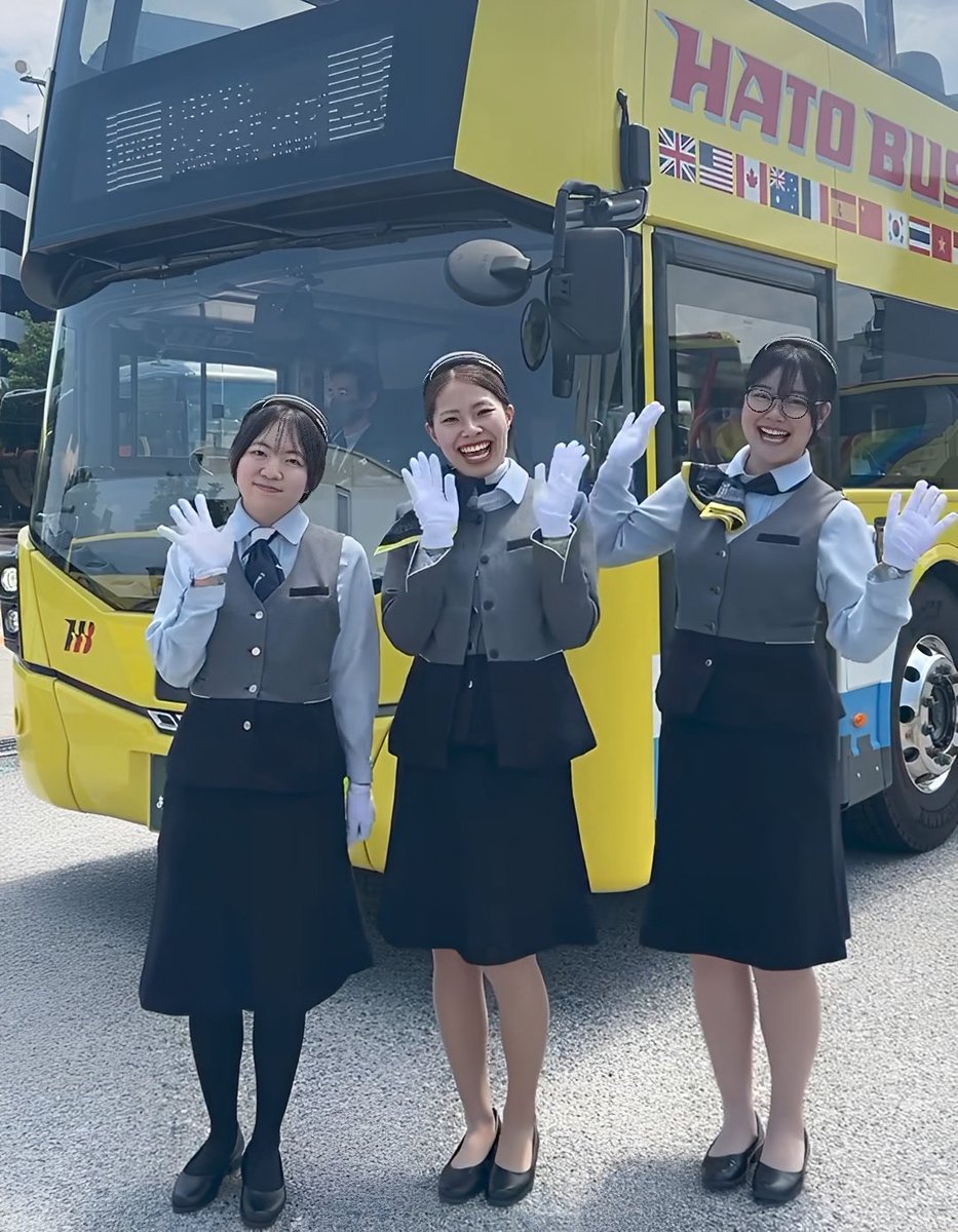 yuzuka2023's tweet photo. はとバス制服✨ https://t.co/qxzlGjA97Y
