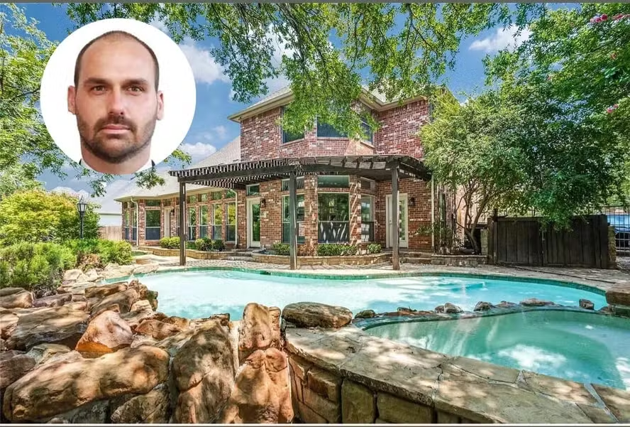 BlogdoNoblat's tweet photo. Eduardo Bolsonaro dorme sim em um colchão. Mas nesta casa. A vida está apertada nos EUA, sabe como é. Envie um pix para ajudá-lo, bolsonarista enganado. https://t.co/NKFyUKiUjA