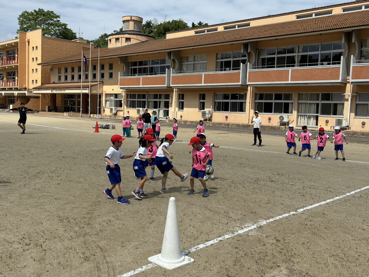 npofusc's tweet photo. 🔴サッカー教室⚫️
#二本松市 の岩代地域にある小学校3校、1〜6年生113名の皆さんとサッカー教室を実施⚽️
令和8年から統合されるとのこと‼️今年から始まった交流事業の一環で行いました‼️
あっという間に仲良くなる子どもたちはスゴい👍

#福島ユナイテッド
#小浜小学校
#旭小学校
#新殿小学校 https://t.co/JZ6ha128tJ