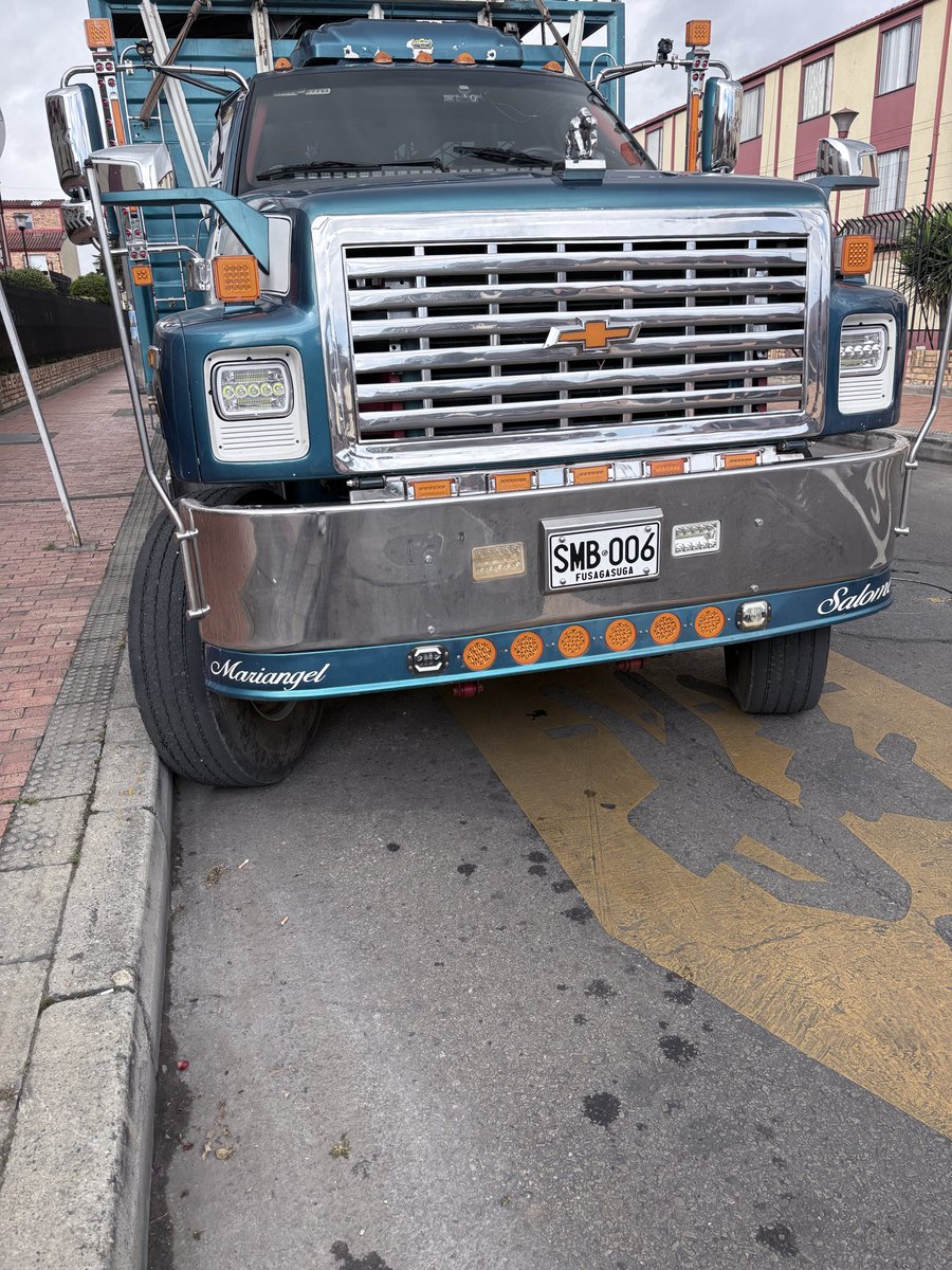 r_montoyac's tweet photo. @SectorMovilidad #SalvajesEnLaVía Reportó camión estacionado hace 24 horas. Cra 72b #6d-72. Castilla. Placa SMB006. Lo tiene de parqueadero. Se le han hecho señalamientos y no hace caso. Genera inseguridad en la zona y contaminación hacia las casas cuando prende el camión. https://t.co/DuyaQpFsk9
