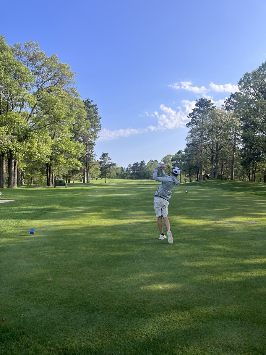 SpudsGolf's tweet photo. Seniors Brady Bartelt and Jackson Lundbohm are off on day 2! https://t.co/Tnv1mTnlj8