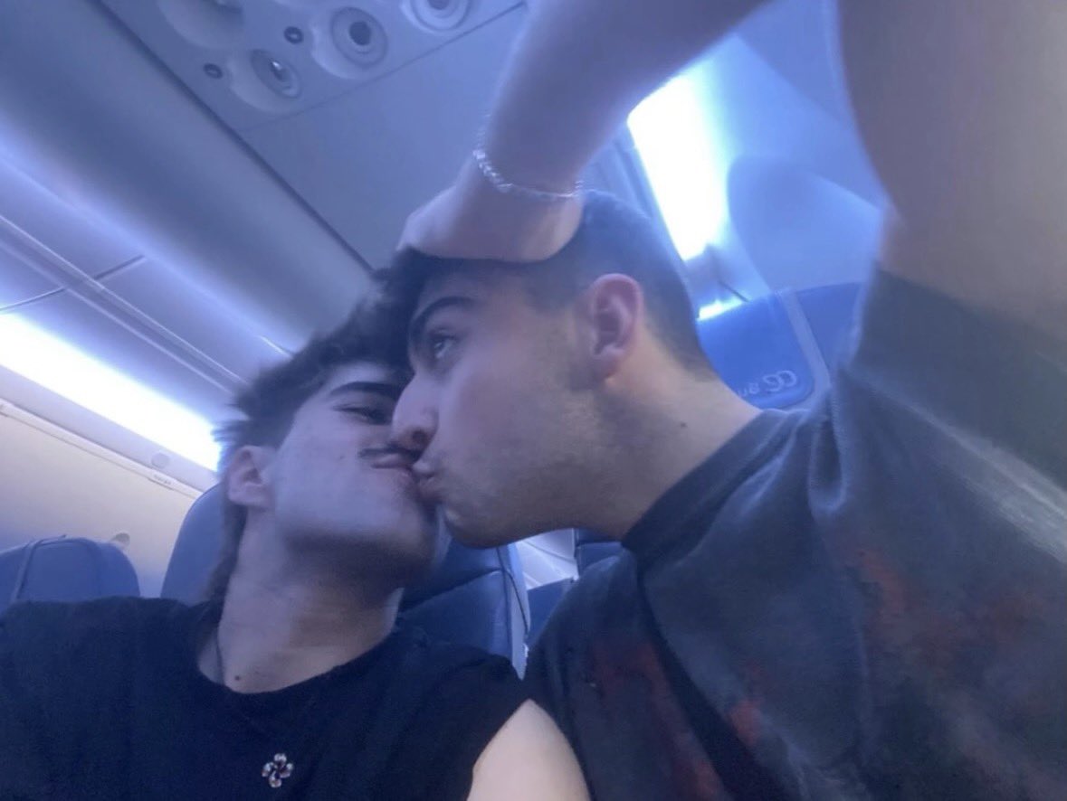 MajAlba23's tweet photo. Martin quitándole los nervios de volar a su amigo Juanjo, todo el mundo necesita amigos así 🤗 https://t.co/L1btwGeacw