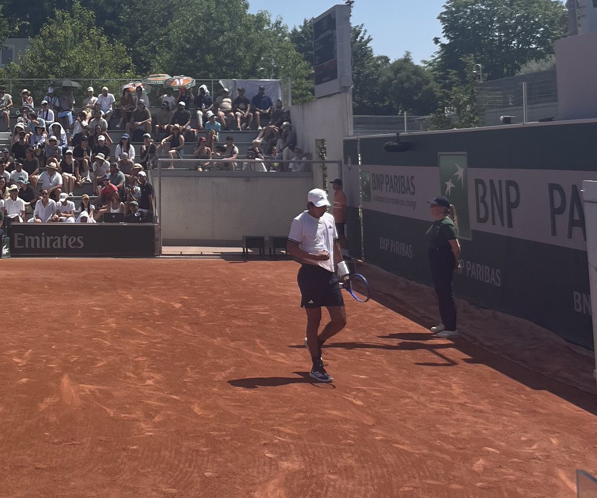 arthur_frand's tweet photo. Learner Tien qualifié pour le troisième tour après avoir sauvé deux balles de match contre Diaz Acosta. #RolandGarros https://t.co/mIb9FYzpZu