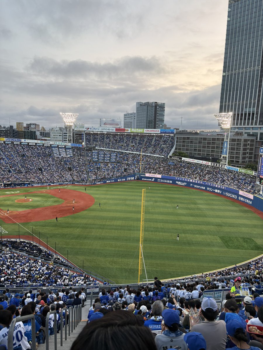 0916_40's tweet photo. 野球を見た後に日向坂のライブを見たのはお得だよね（笑）

#横浜スタジアム
#日向坂46 https://t.co/lcXrklc0Pc