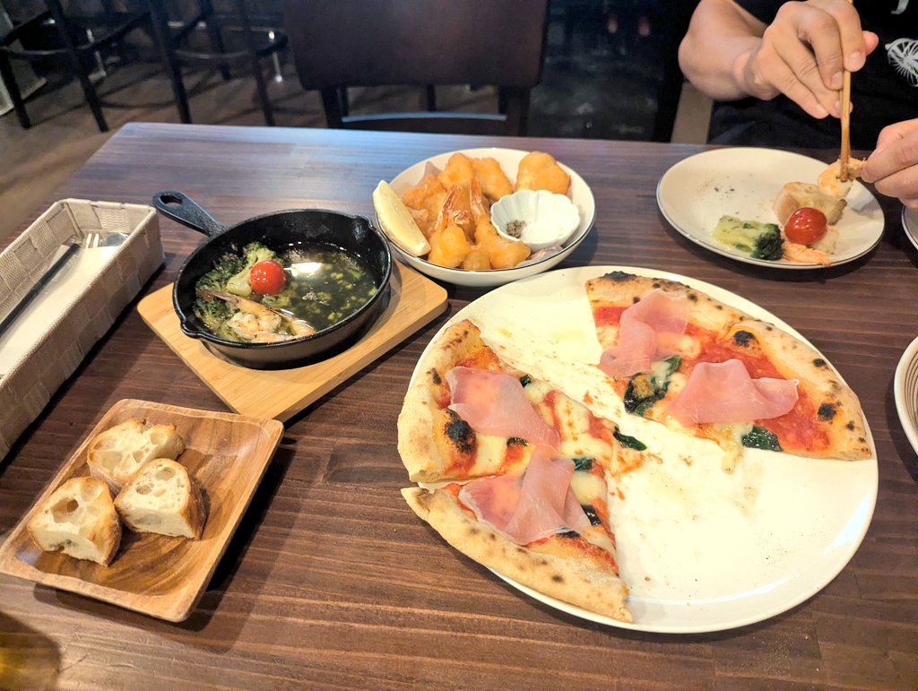 jepang_nesia's tweet photo. TTさん(@indonesiaTKTK)日本おかえりの会🍕 https://t.co/LZqP2YgMB1