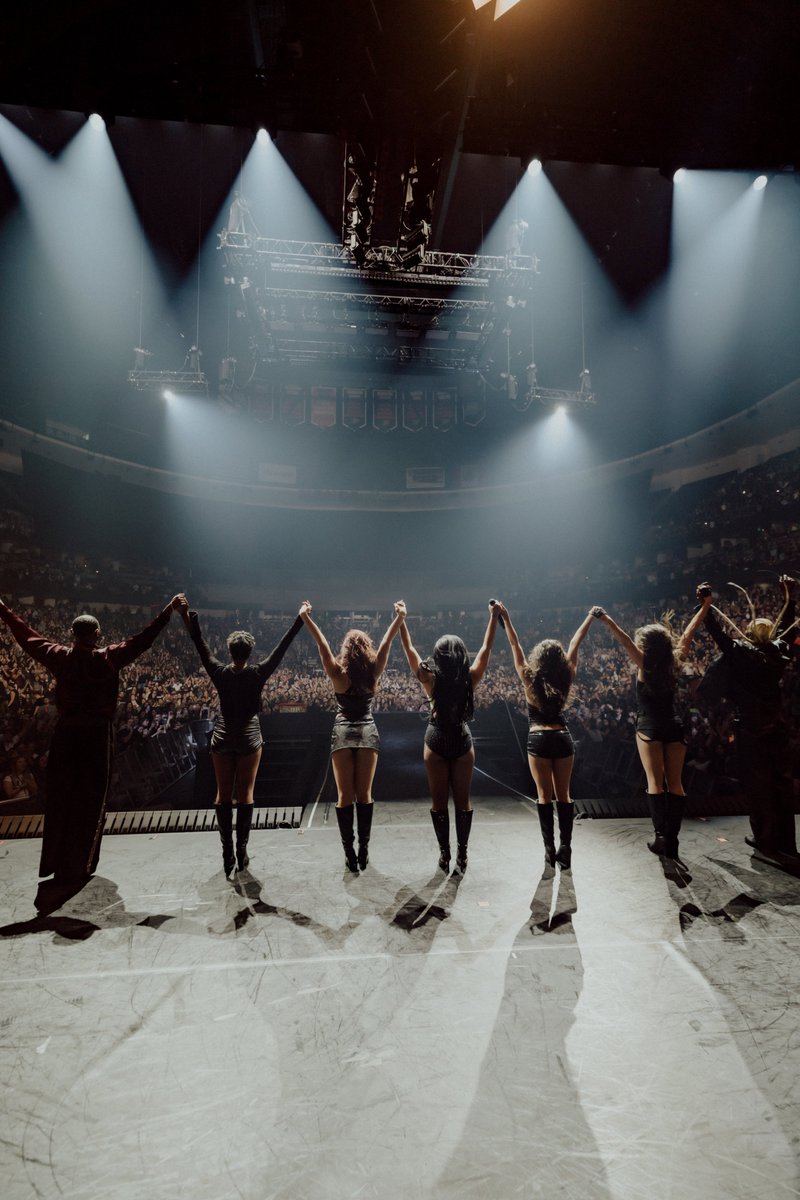 Demi HQ tweet media