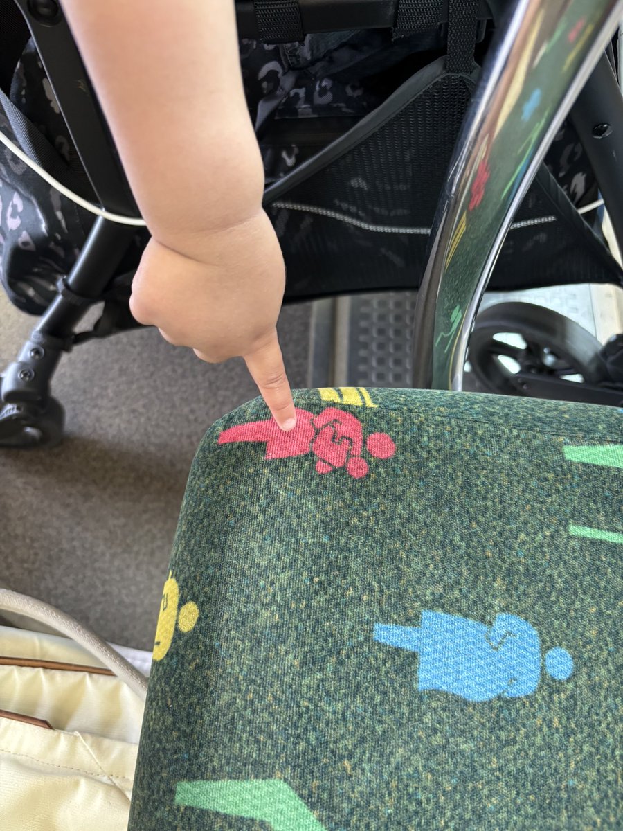 pon_kobe's tweet photo. 電車でむすこが抱っこをせがんだんだけど、我慢してもらってたらピクト使って抱っこしてアピール。
たまたまだろうけど笑った😂 https://t.co/81Po2dykaG