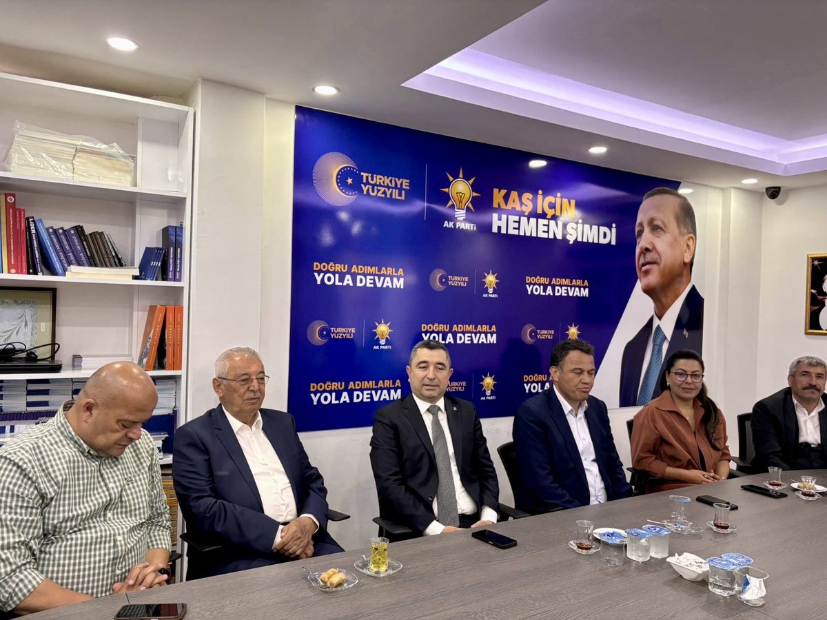 OkayBilgin's tweet photo. Teşkilatımızla birlikte parti binamızda bayramlaşma programımızı gerçekleştirdik.

Birlik ve beraberliğimizin güçlendiği bu güzel günde, aynı gönül bağıyla nice bayramlara… https://t.co/z9Mb4Uw9yG