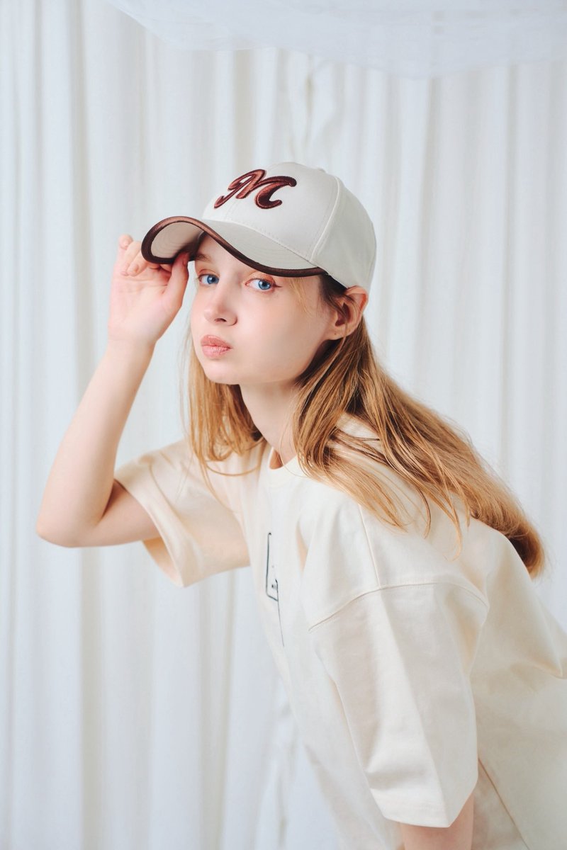 miacharme's tweet photo. miacharme summer collection
2026.06.13

イニシャルロゴキャップ
アイボリー
¥7,700

カジュアルなアイテムを、どこまでも上品に。
配色の美しさが目を引くmiacharmeの新作ロゴ刺繍キャップ。

ストリートに寄りすぎない絶妙なニュアンスカラーは、大人のきれいめカジュアルに自然と溶け込みます。 https://t.co/PhIQH7LFin