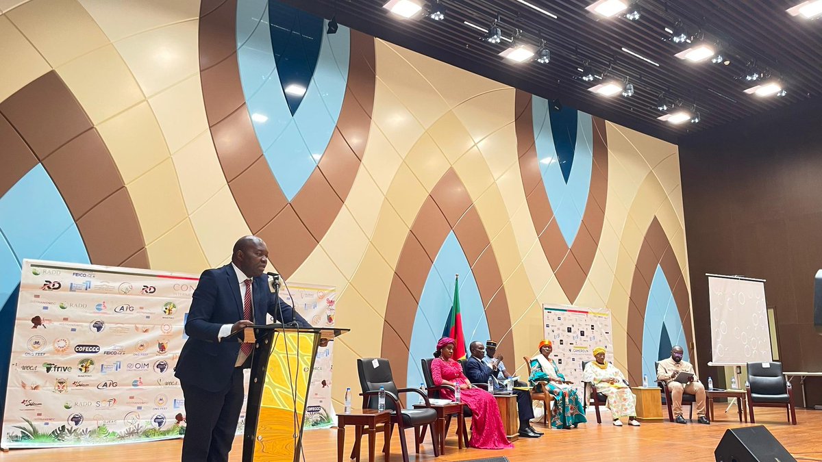 RR_IAI_Abanda's tweet photo. Les femmes ne subissent pas le climat - elles s'y adaptent, innovent et résistent. À nous de leur donner les outils numériques pour aller encore plus loin. Un grand merci au Très Honorable Théodore Datouo, Président de l'Assemblée Nationale, pour l'honneur de sa présence. 1/2 https://t.co/O9rK5NIRQz
