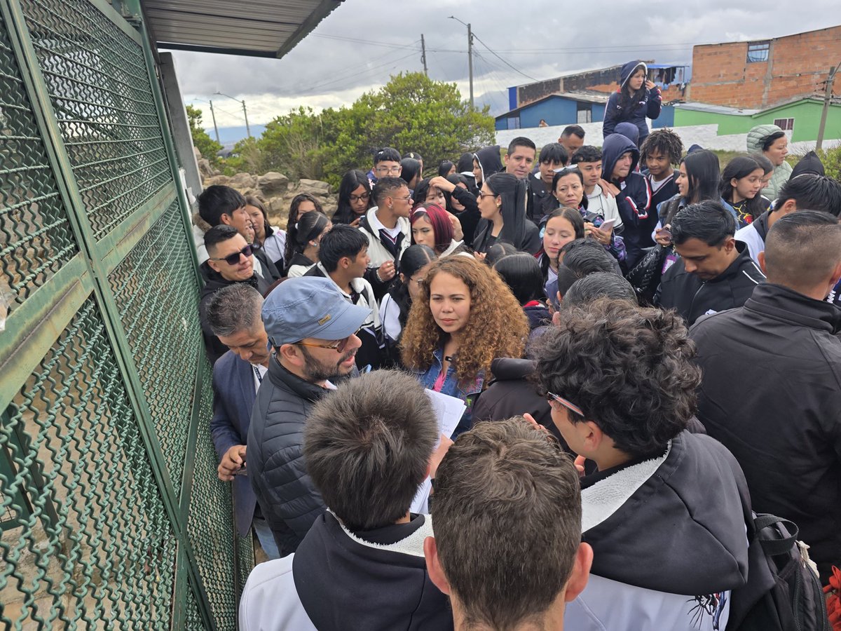 MincienciasCo's tweet photo. #Atención En este momento, la ministra @YeseniaOlayaR se encuentra en el Colegio Sierra Morena acompañando a la comunidad educativa de Ciudad Bolívar.

Aunque ha intentado ingresar a la institución educativa para avanzar en el diálogo y en la entrega del Laboratorio STEAM de #ColombiaRobótica, hasta ahora no ha sido autorizado el ingreso por parte de las autoridades de la Secretaría de Educación y del colegio.

Hacemos un llamado respetuoso al alcalde @CarlosFGalan y a las autoridades distritales para avanzar en soluciones institucionales que permitan garantizar el acceso de las juventudes a oportunidades de educación científica y tecnológica.