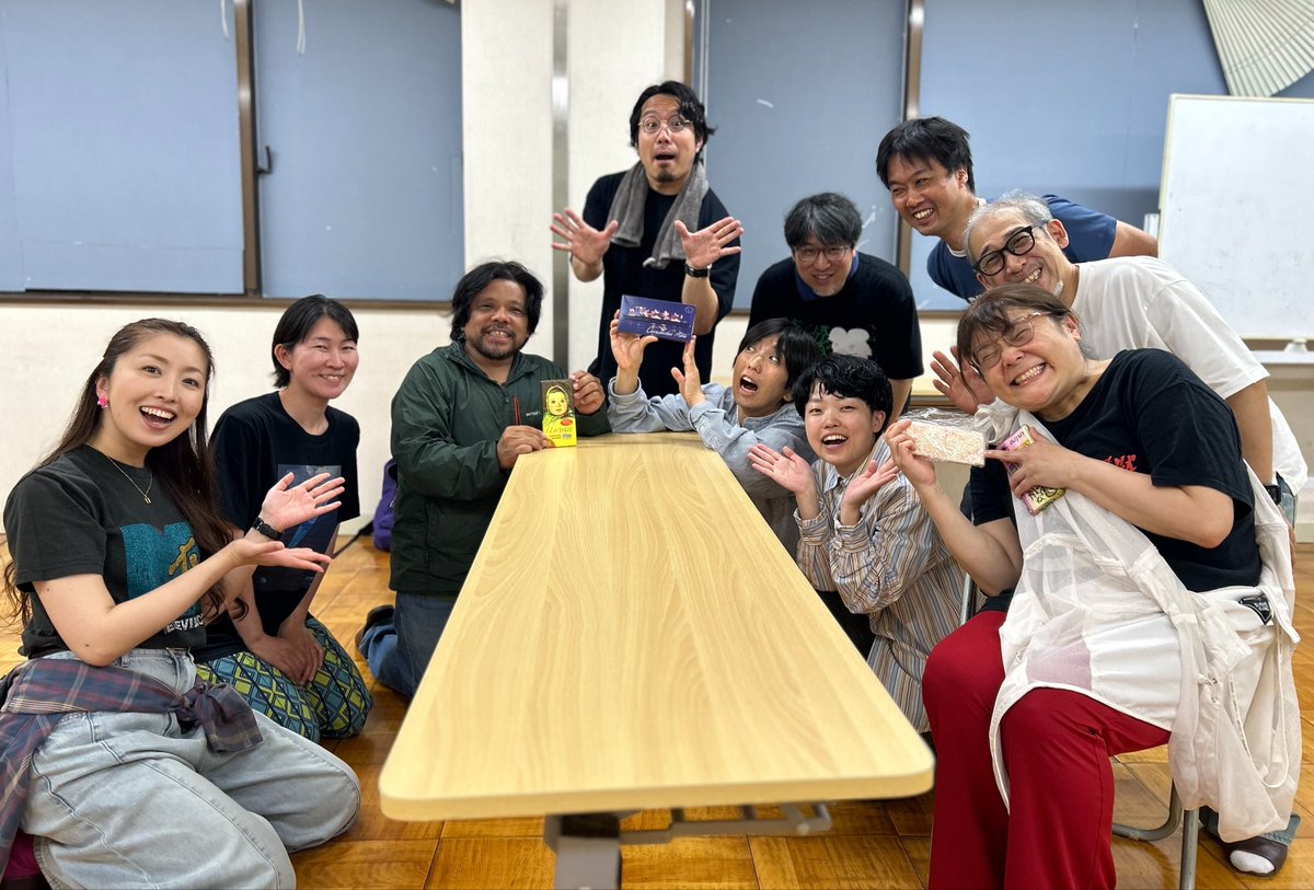 knitcaptheater's tweet photo. 【#チェーホフも鳥の名前 】
本日も稽古でした！
今日はとっても嬉しい出来事が…✨
なんと、日本サハリン協会の方からサハリンのお菓子をいただきました！！

馴染みのある味から初めて出会う味まで、休憩時間はみんなで大盛り上がり👏
作品の舞台でもあるサハリンに思いを馳せながら、美味しくいただきました。
ありがとうございました🙏

🎫京都公演チケット発売中‼️
🎫札幌公演はいよいよ6/1発売‼️

サハリンのある街と人々の暮らしを描いた、約100年のクロニクル。

ぜひ劇場でご覧ください🕊️

⬇️公演特設サイトはこちら
https://t.co/P112SM5tCS

#チェーホフも鳥の名前 #京都 #札幌 
#ニットキャップシアター