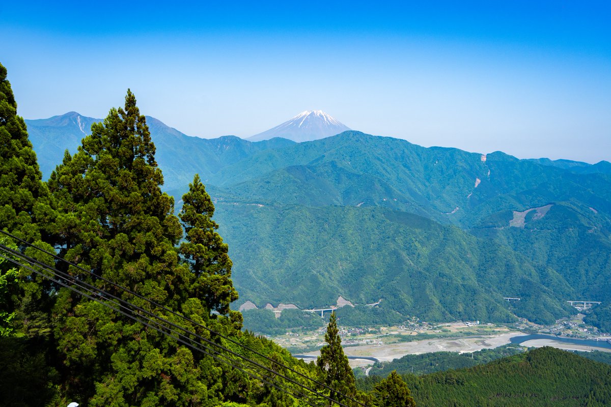 Ichiban_Japan's tweet photo. Le mont Minobu (préfecture de Yamanashi).

Cette montagne sacrée est l'un des trésors méconnus autour du mont Fuji.

À son pied, on trouve le superbe temple Kuon-ji, gardé par 287 marches, quelques cafés et restaurants, ainsi que plusieurs temples où passer la nuit. Un téléphérique emmène sur les hauteurs pour apprécier un joli panorama donnant sur Fujisan.

Une destination originale qui offre spiritualité et vue sur le mont Fuji 🗻