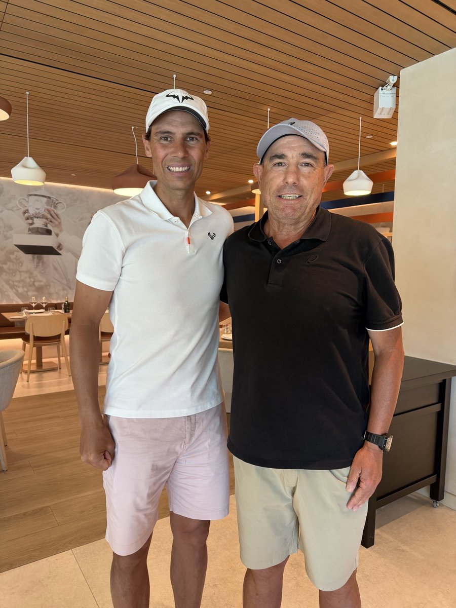 profevillu's tweet photo. Visita a las instalaciones de @rnadalacademy Me encontré con el protagonista !!! @ASICSTennis @ASICSspain @jcbaguena @clubbrezoosuna @OpenBrezoOsuna https://t.co/bRsAC232dt