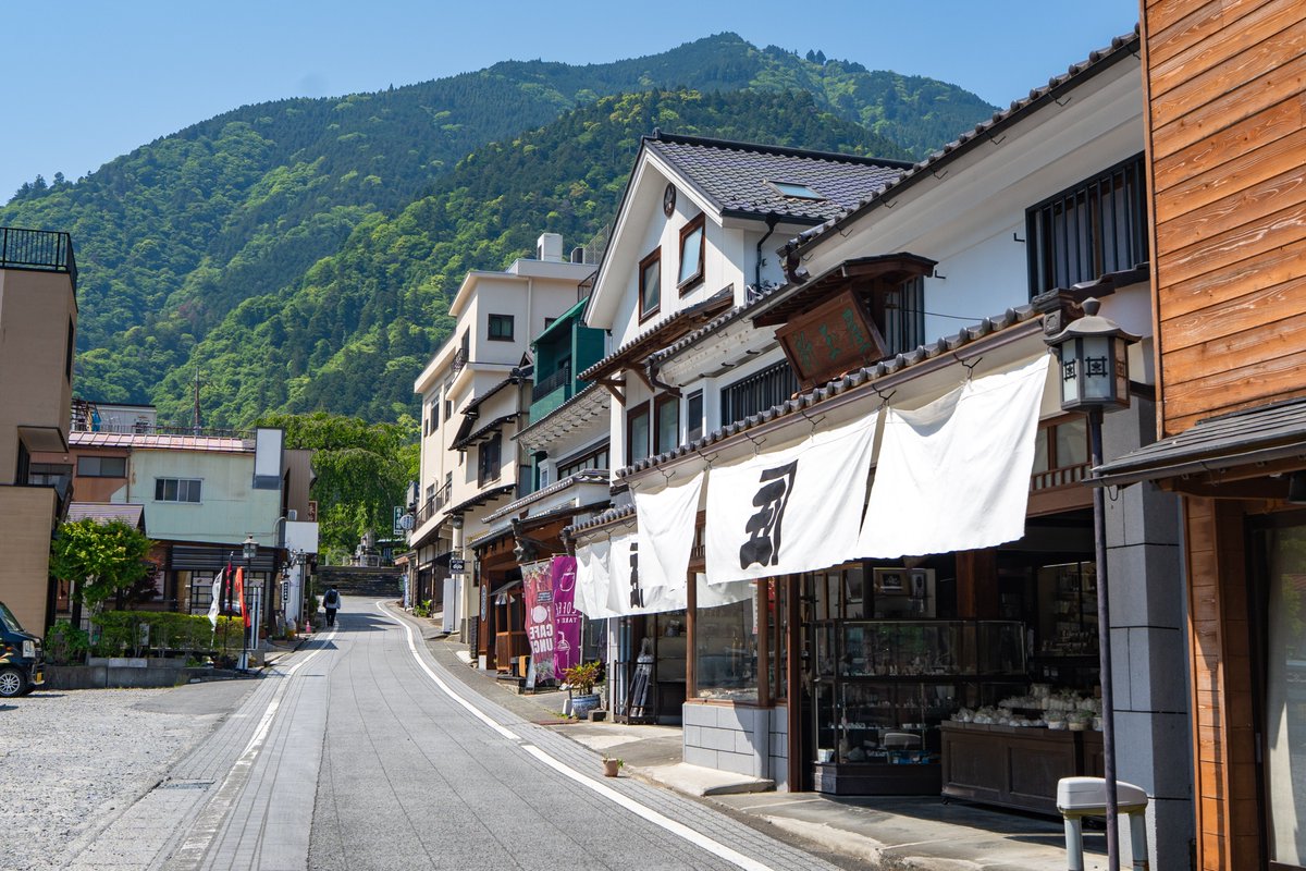 Ichiban_Japan's tweet photo. Le mont Minobu (préfecture de Yamanashi).

Cette montagne sacrée est l'un des trésors méconnus autour du mont Fuji.

À son pied, on trouve le superbe temple Kuon-ji, gardé par 287 marches, quelques cafés et restaurants, ainsi que plusieurs temples où passer la nuit. Un téléphérique emmène sur les hauteurs pour apprécier un joli panorama donnant sur Fujisan.

Une destination originale qui offre spiritualité et vue sur le mont Fuji 🗻